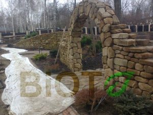 Забор и арка из натурального камня